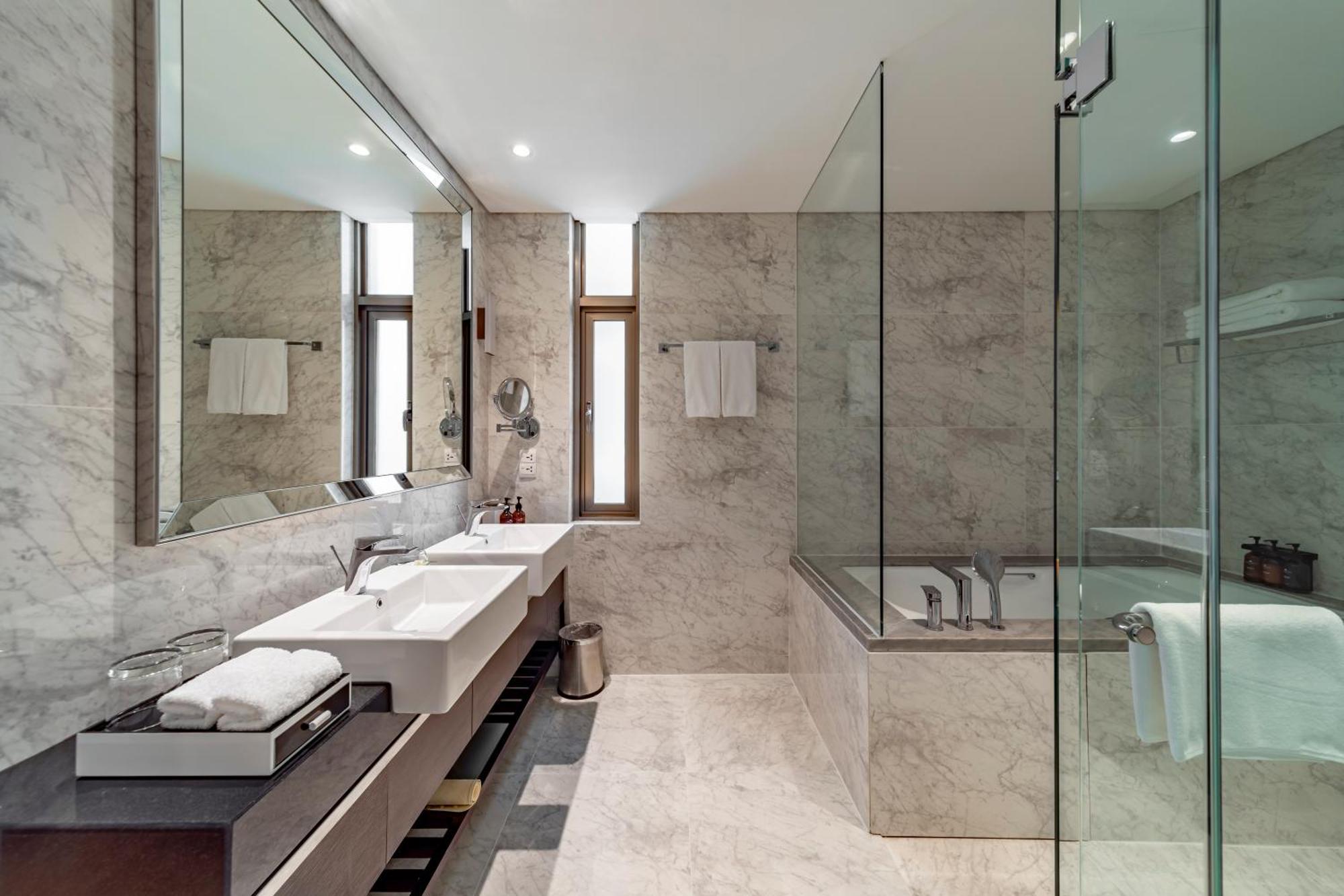 Sherwood Suites Хошимин Экстерьер фото